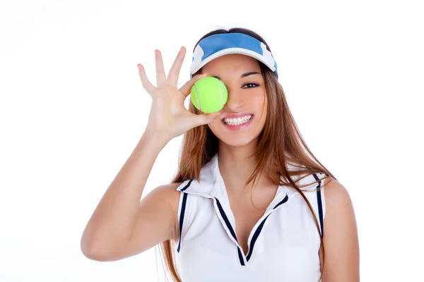 Брюнетка тенісна дівчина біла сукня і сонцезахисна шапка — стокове фото