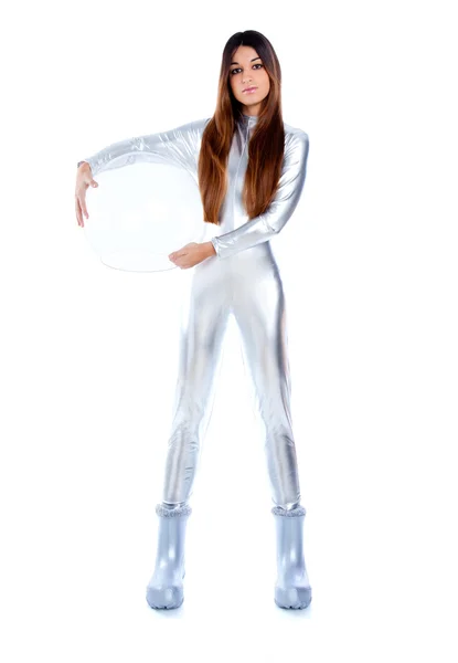 Futuriste femme argent pleine jambe tenant casque en verre — Photo