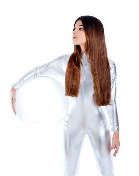 Futurista mujer de plata sosteniendo casco de cristal — Foto de Stock