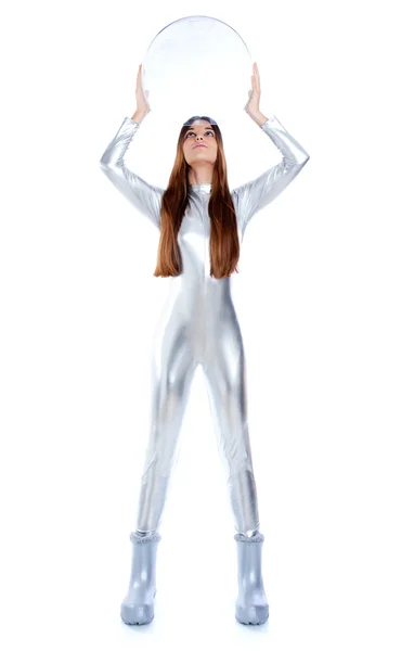Futuristische silberne Frau mit vollem Bein und Glashelm — Stockfoto