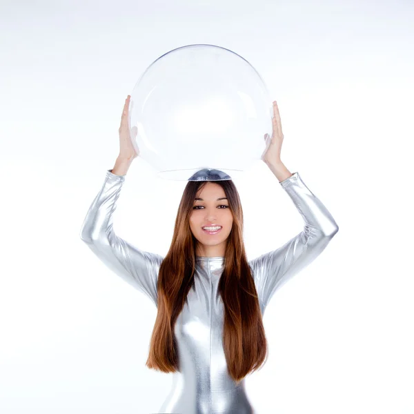 ガラスのヘルメットを保持している銀の未来の女性 — ストック写真