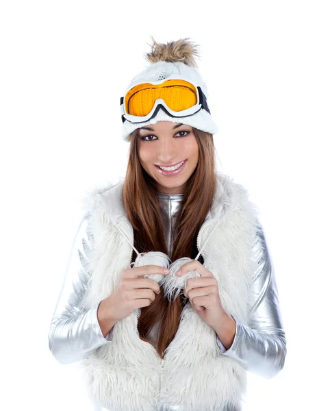 Asijské indické bruneta zimní dívka s kožešinovou čepicí sněhu — Stock fotografie