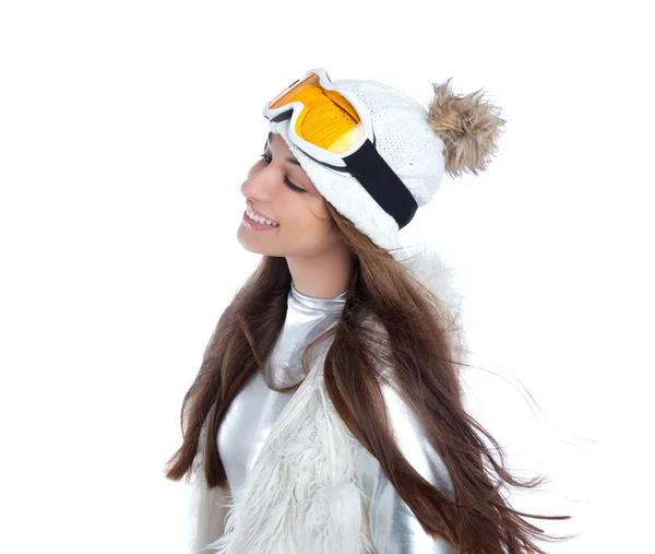 Asiatique indien brunette hiver fille avec neige fourrure cap — Photo