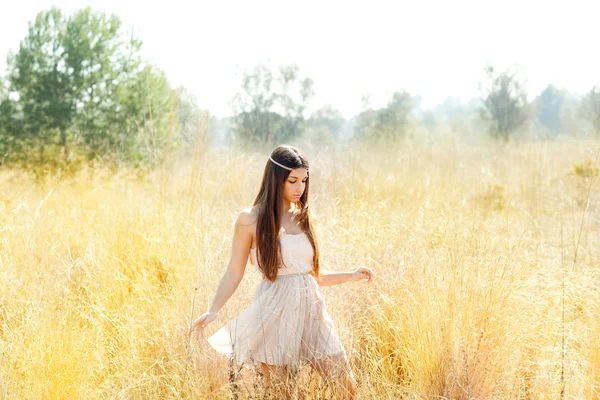 Asiatico indiano donna walking in golden dry field — Foto Stock