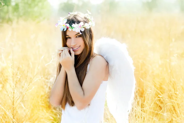 Engel meisje in gouden veld met veer witte vleugels — Stockfoto