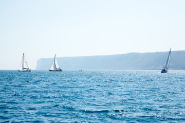 tekne ile yelkenli tekne yarışı içinde Akdeniz yelken