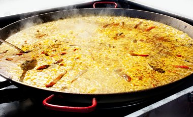 paella pirinç büyük tavada pişirme valencia İspanya'dan