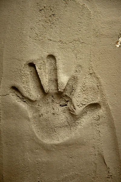 Impressão manual na parede de argamassa de cimento — Fotografia de Stock