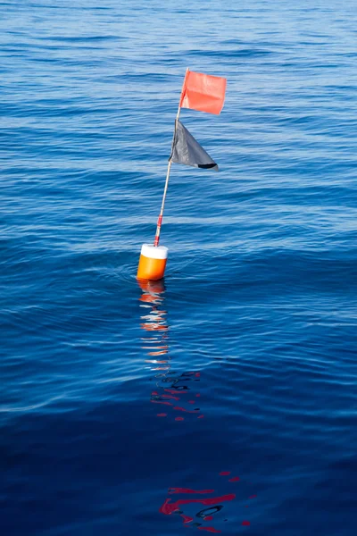Plavidlo lovící a třívrstvých svislých sítí bóje s vlajkou pól — Stock fotografie