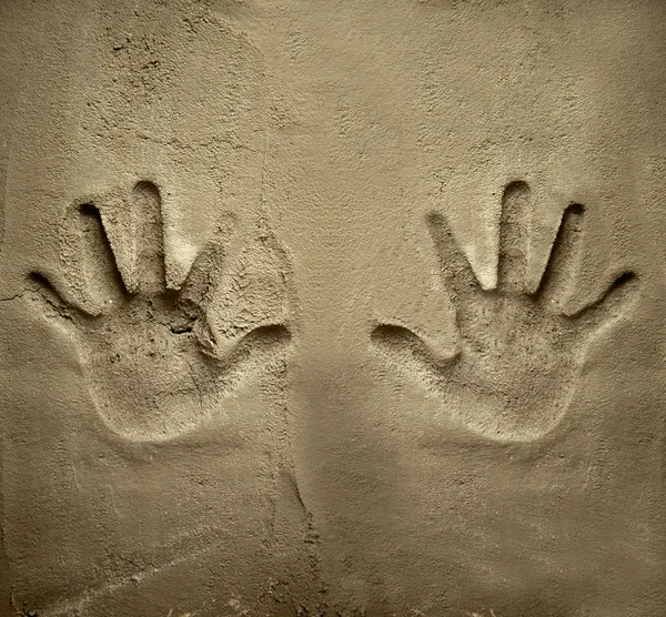 Stampa con entrambe le mani sul muro di malta cementizia — Foto Stock