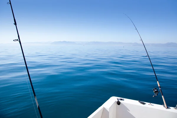 Barco haste de pesca no mar azul mediterrâneo — Fotografia de Stock
