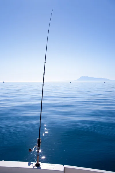 Boot Angelrute im Mittelmeer blau — Stockfoto