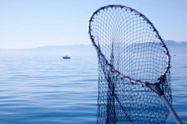 Fiske håv i blått hav — Stockfoto