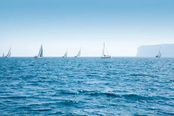Barcos regata de vela con veleros en Mediterráneo —  Fotos de Stock