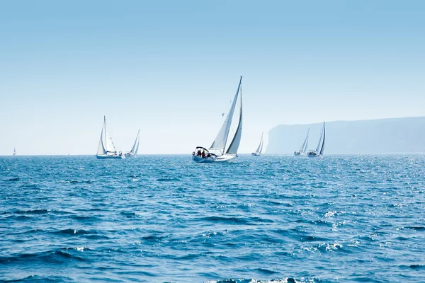 Båtar segla regatta med segelbåtar i Medelhavet — Stockfoto