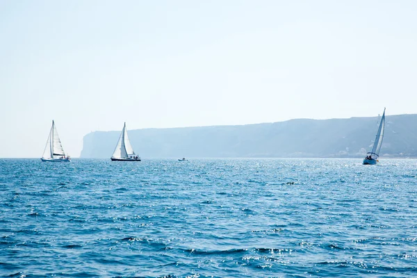 Lodě plují Regata s plachetnice ve Středomoří — Stock fotografie