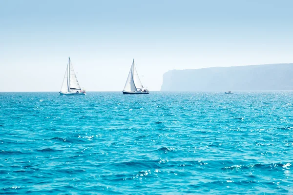 Boten varen met zeilboten regatta in mediterrane — Stockfoto
