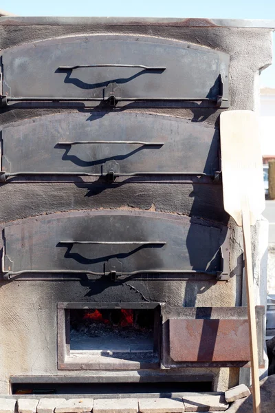 Пекарня залізна дерев'яна піч у вогні — стокове фото