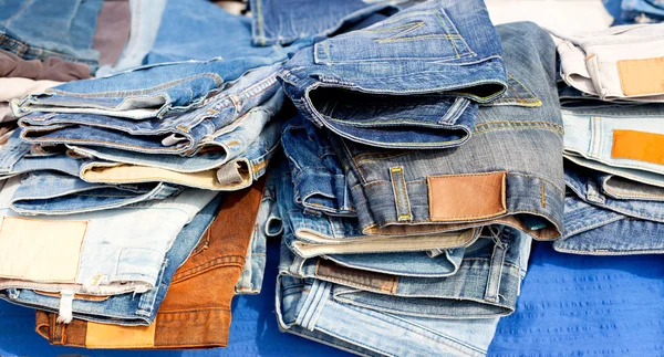 Jeans bleu pantalon de mode denim mélangé empilés — Photo