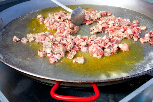 Paella dari Spanyol langkah pertama memasak panci besar — Stok Foto
