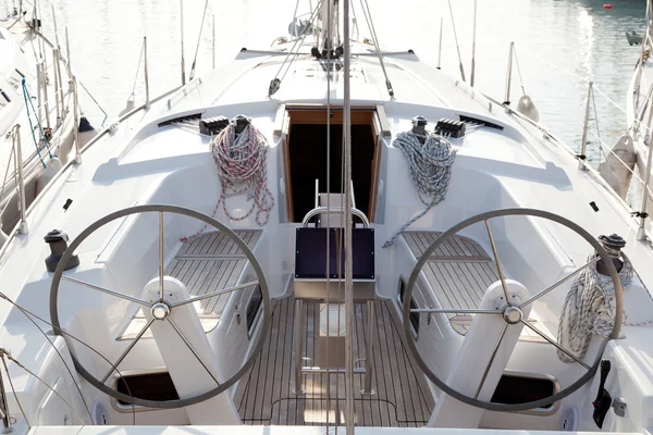 Rufie łodzi z podwójna kierownica — Zdjęcie stockowe