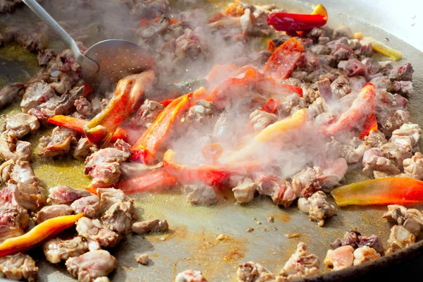 Paella uit Spanje eerste stappen koken grote pan — Stockfoto