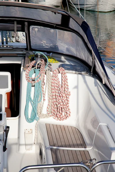 Treuils de bateau et cordes de voilier détail — Photo