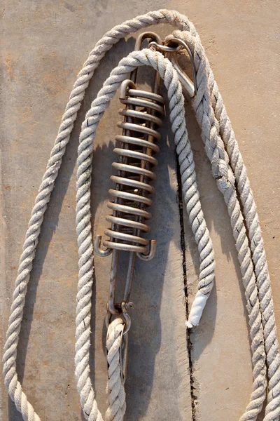 Vyvazovací jarní detail s námořní lana — Stock fotografie
