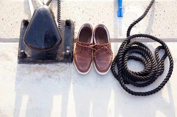 Болард з морським взуттям і мотузковою котушкою — стокове фото
