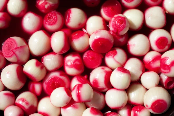 Středomořské nakládanými cibulkami v červené ocet — Stock fotografie