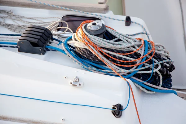 Boat winches and sailboat ropes detail — Stock Photo, Image