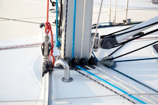 Detail of sailboat mast bottom with ropes — Stock Photo, Image