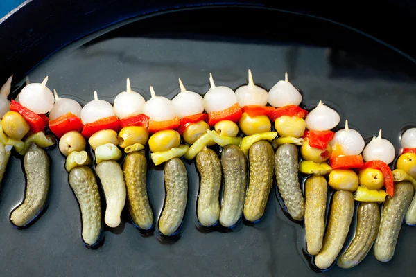 Ζεστό πικάντικο ορεκτικό σε stick με τσίλι ελιές τουρσί — Φωτογραφία Αρχείου