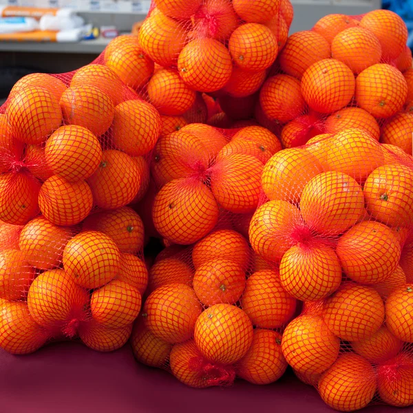 Laranjas frutas no mercado sacos líquidos — Fotografia de Stock