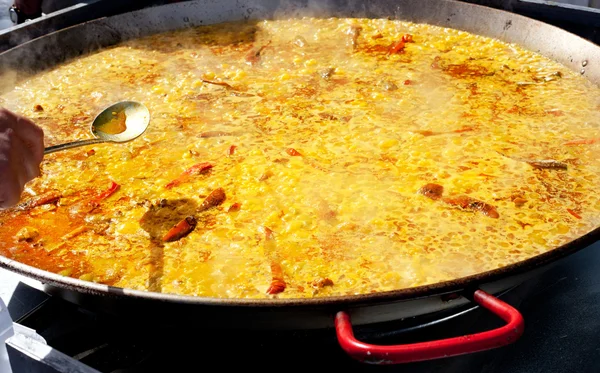 Paella rizs a Valencia Spanyolország nagy serpenyőben főzés — Stock Fotó