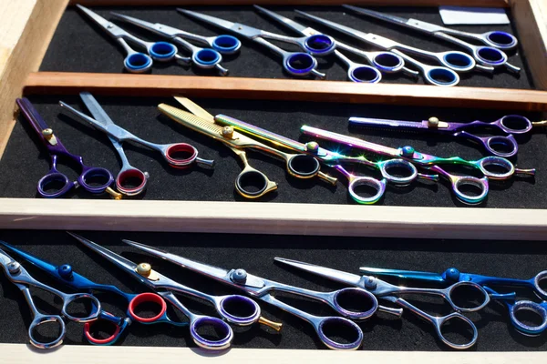 Tijeras de peluquería coloridas titanio profesional — Foto de Stock