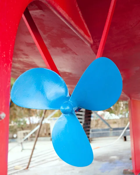 Hélice de veleiro azul em um casco vermelho — Fotografia de Stock