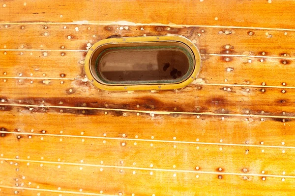 Pórtico oval de barco em casco de madeira — Fotografia de Stock