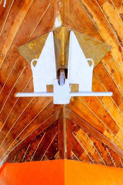 Dettaglio di ancoraggio in colore argento su scafo in legno — Foto Stock