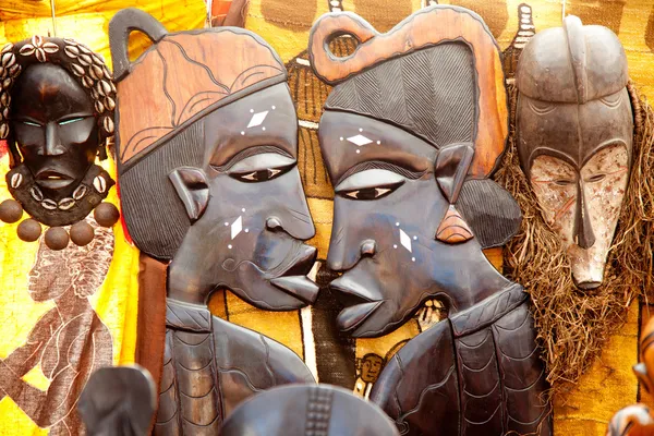 Africano artesanato madeira esculpida perfil rostos — Fotografia de Stock