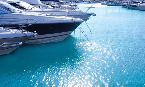 Kék Földközi-tenger víz Marina kikötőjében — Stock Fotó