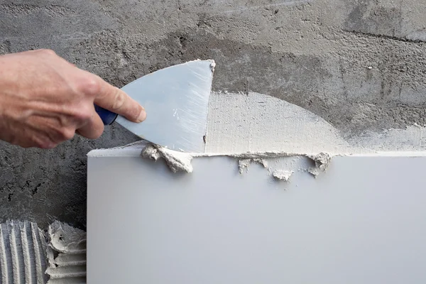 Будівельний шпатель в плитці роботи з розчином — стокове фото