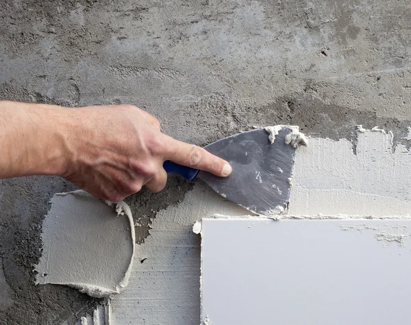 Espátula de construção espátula em azulejos trabalhar com argamassa — Fotografia de Stock