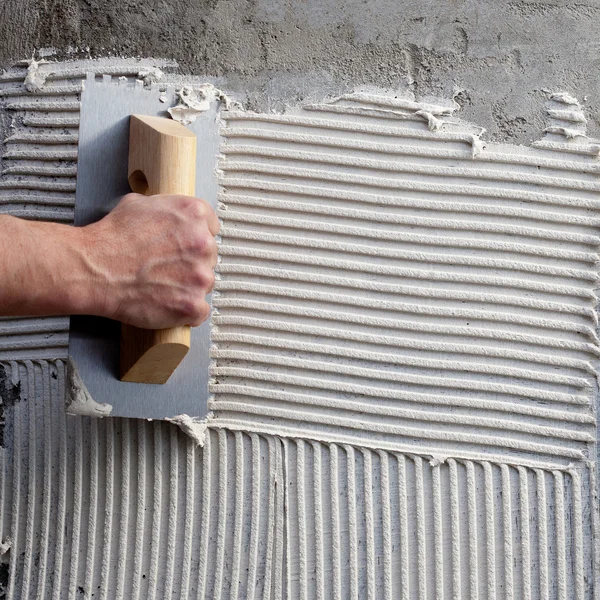 Construção entalhada espátula com cimento branco — Fotografia de Stock