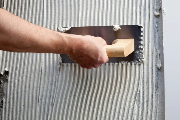 Строительный лопатка с белым цементом — стоковое фото