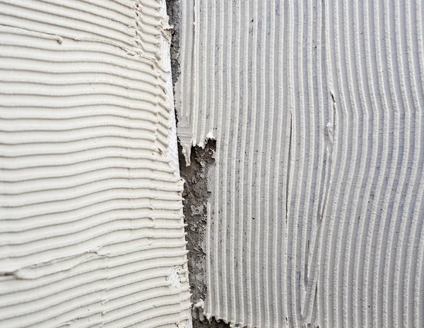 Costruzione dentellato forma malta spatola su piastrelle di grandi dimensioni — Foto Stock