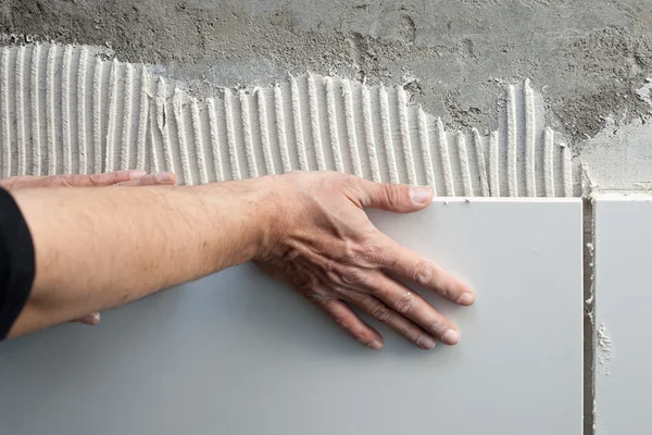 Construção pedreiro homem mãos em azulejos trabalho — Fotografia de Stock