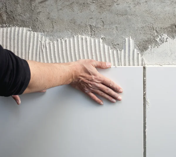Будівельний муляр рук на плитці роботи — стокове фото