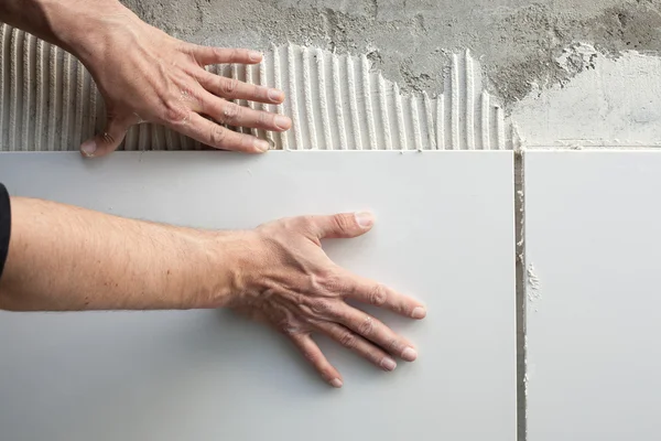 Construcción hombre albañil manos en azulejos trabajo — Foto de Stock