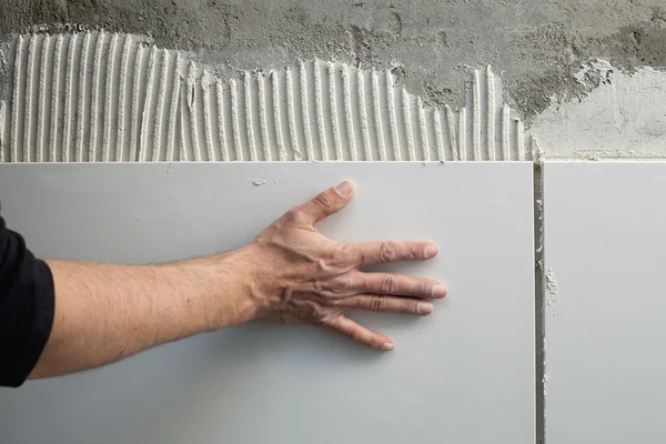 Construção pedreiro homem mãos em azulejos trabalho — Fotografia de Stock